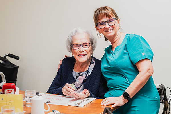Infirmière avec résidente
